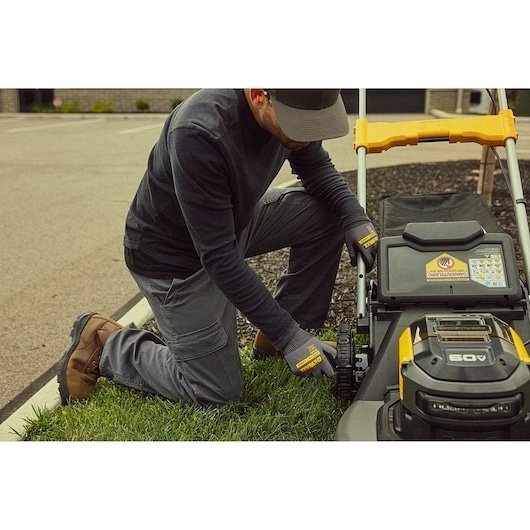 DeWalt 60V MAX 21″ Brushless RWD Self-Propelled Mower Kit DCMWSP700Y2
